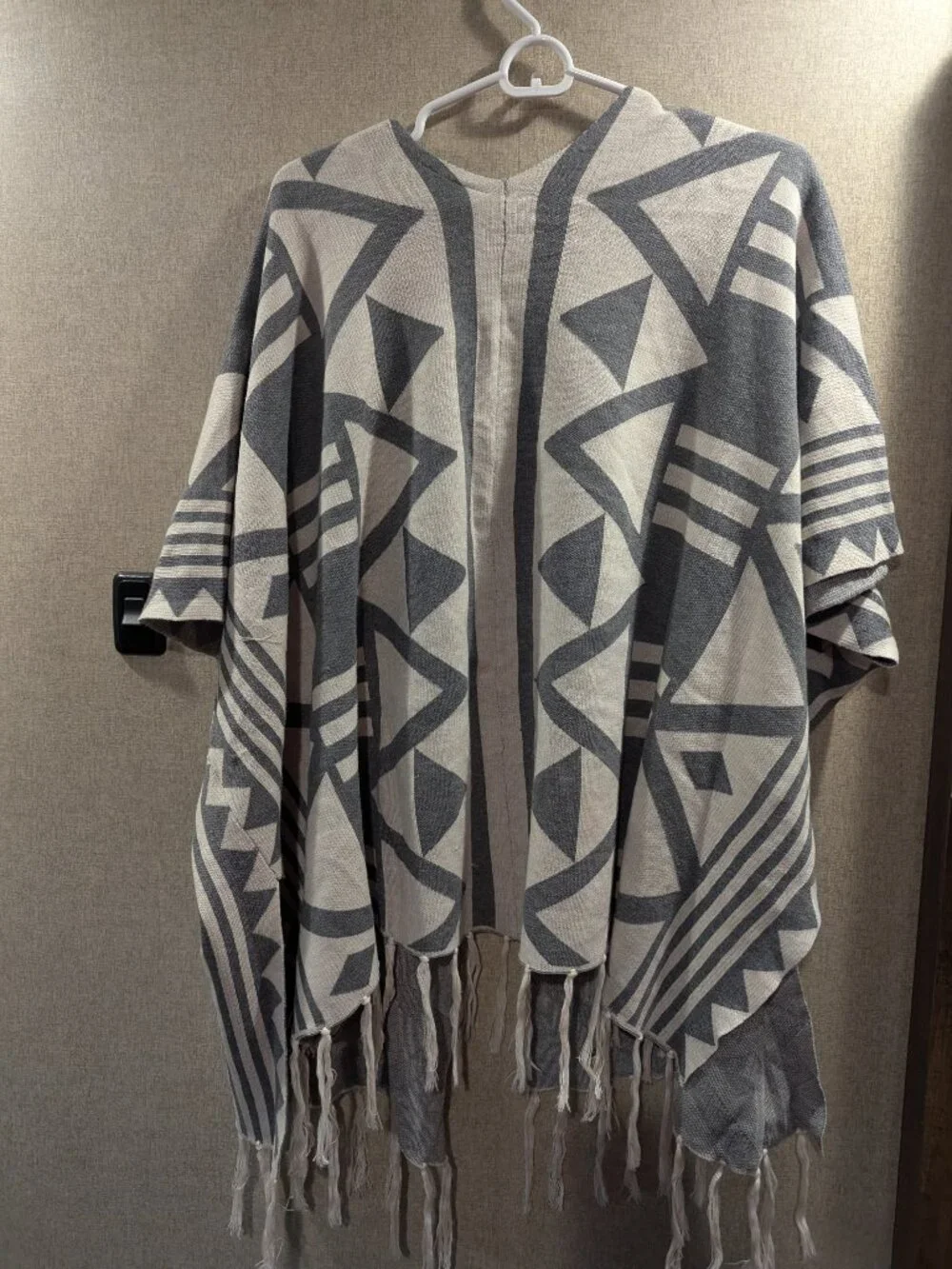 Devotion by Cyrus Geometric Knit Poncho Wrap | Size L | Gray White | Fringe